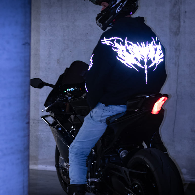 Weißer reflektierender Kapuzenpullover mit Protektoren