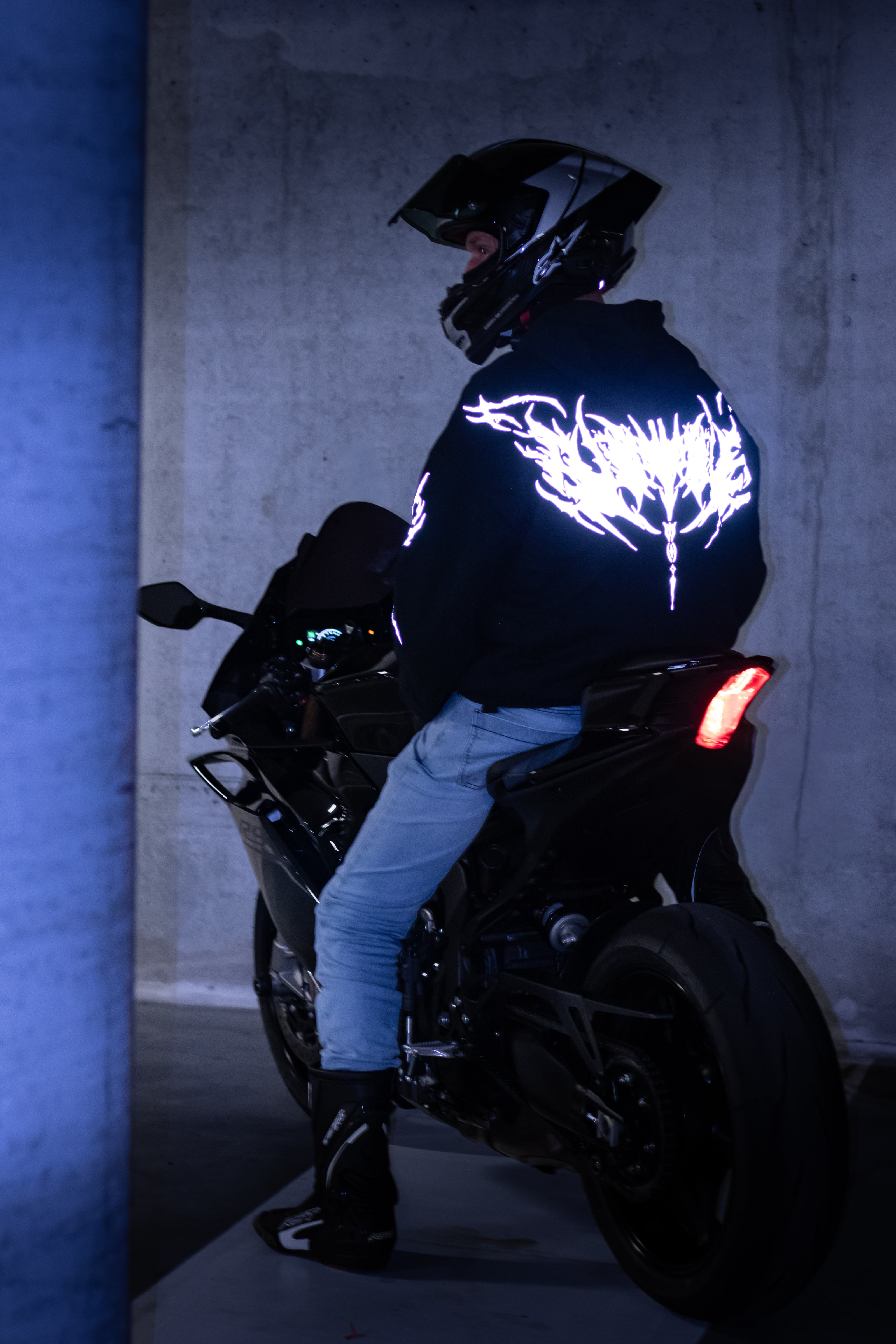 Weißer reflektierender Kapuzenpullover mit Protektoren