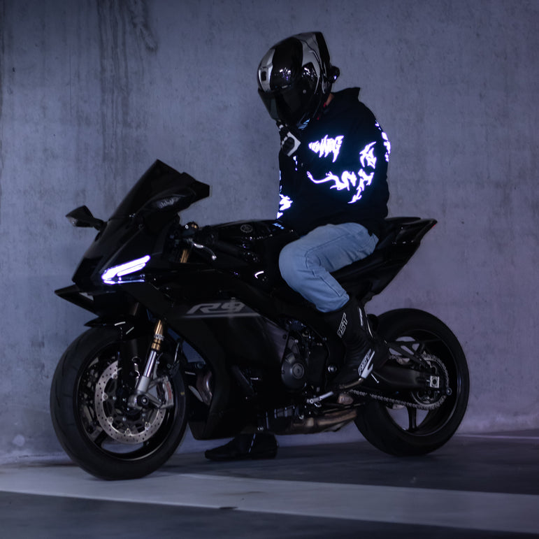 Weißer reflektierender Kapuzenpullover mit Protektoren