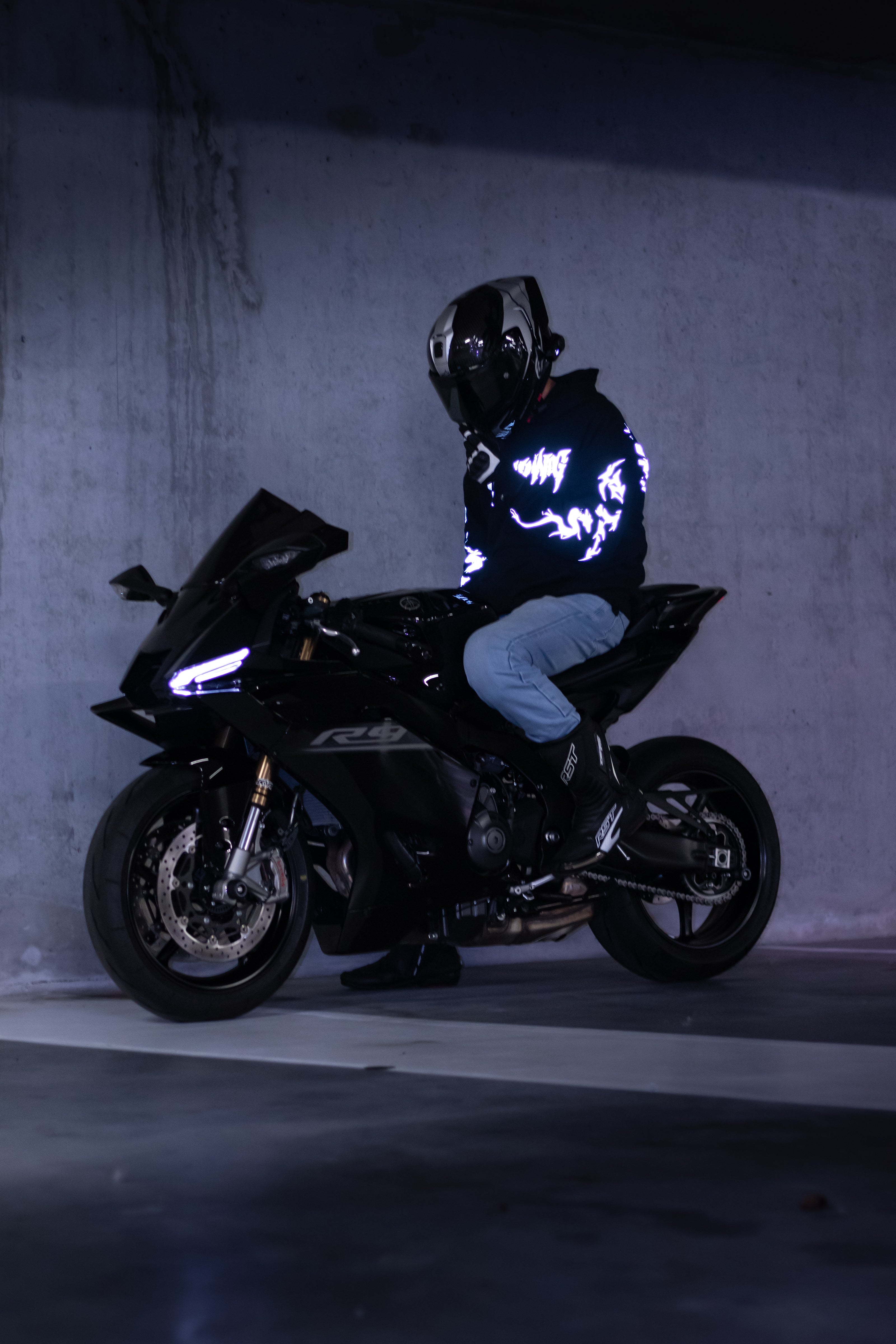 Weißer reflektierender Kapuzenpullover mit Protektoren